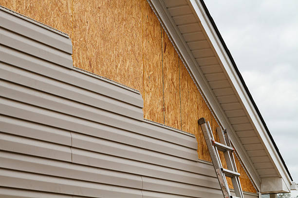 Professional Vinyl Siding technician working in Farmingville, NY
